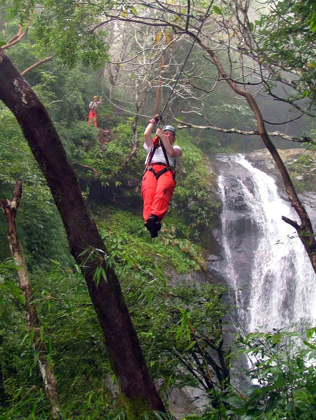 Canopy-tour-over-11-waterfalls-1